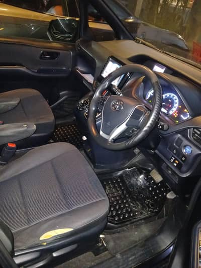 Toyota Voxy 2023
