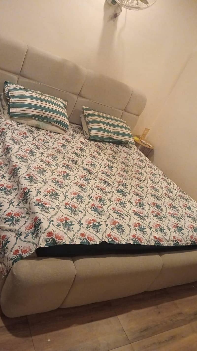 King size bed 0