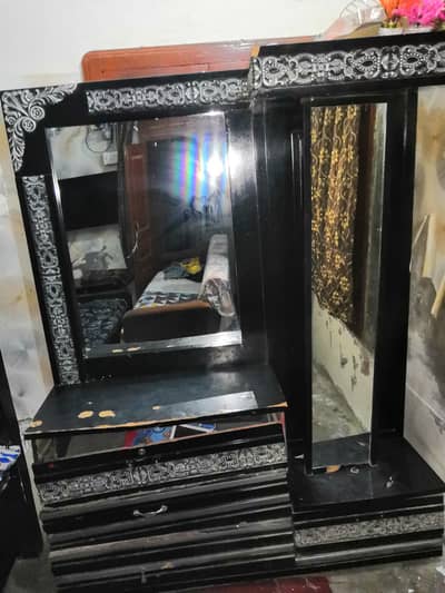 Dressing table with attached mirrors