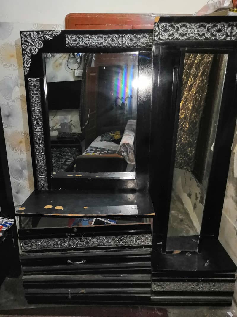 Dressing table with attached mirrors 1