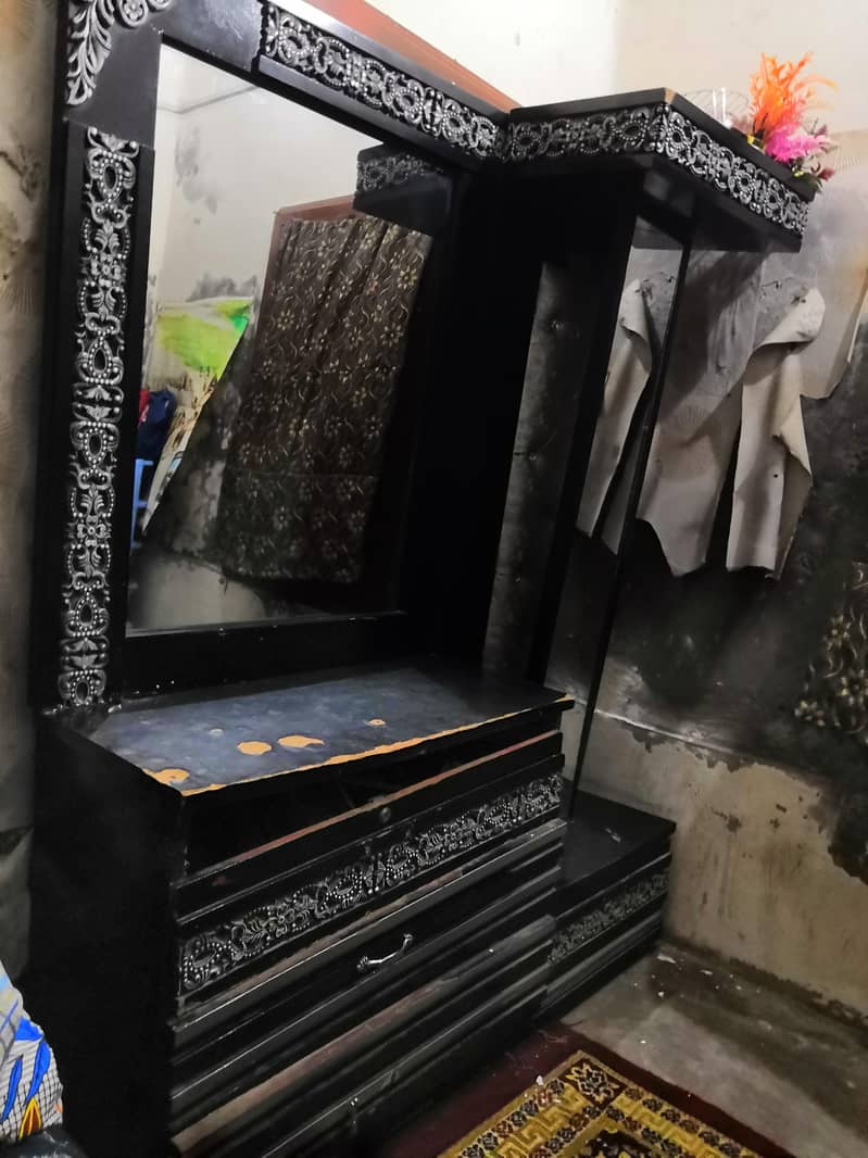Dressing table with attached mirrors 2