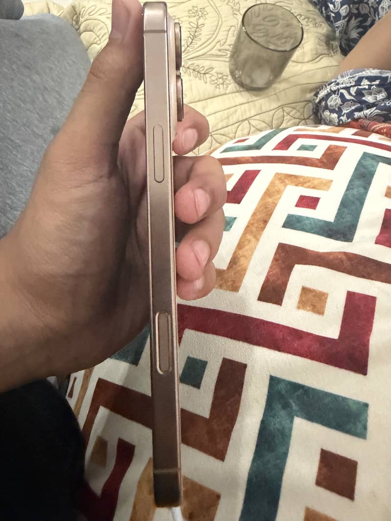 Apple iPhone 16 Pro 1