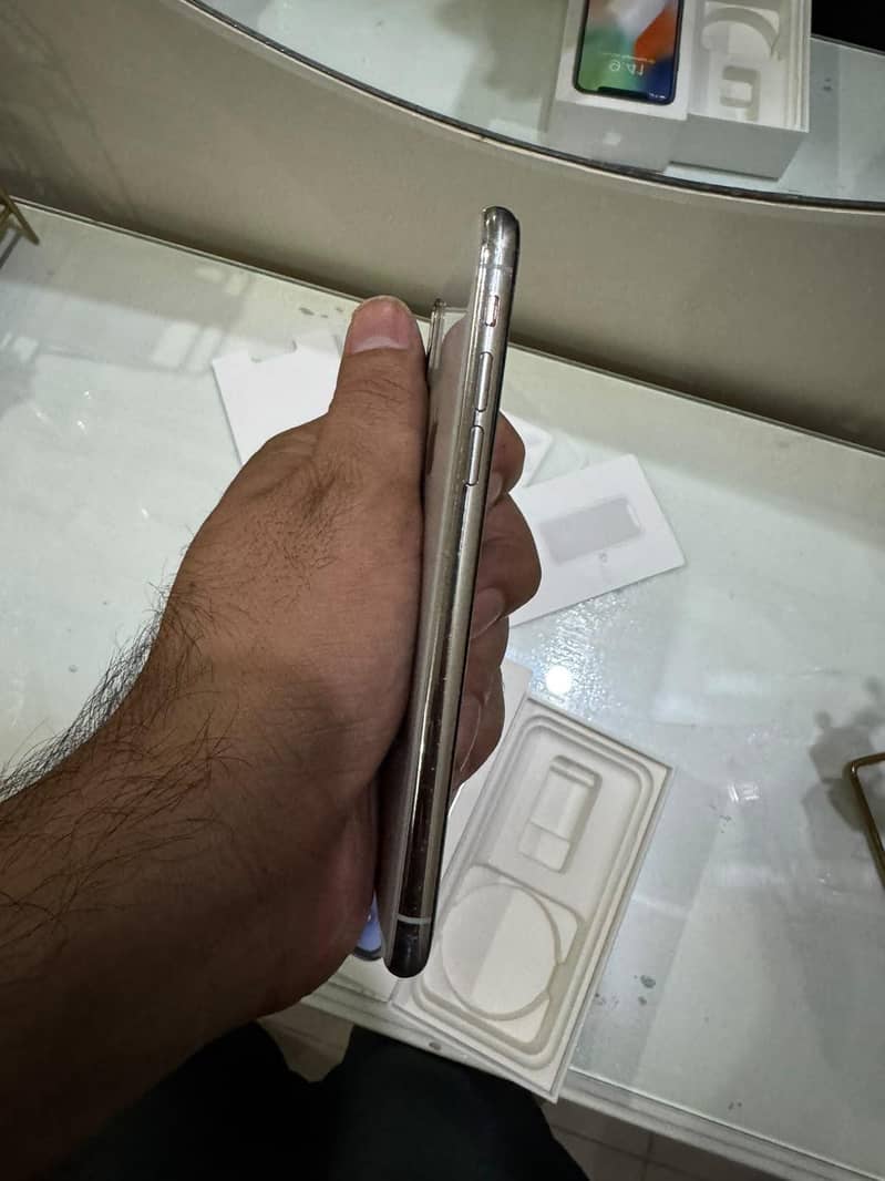 Apple iPhone X 4