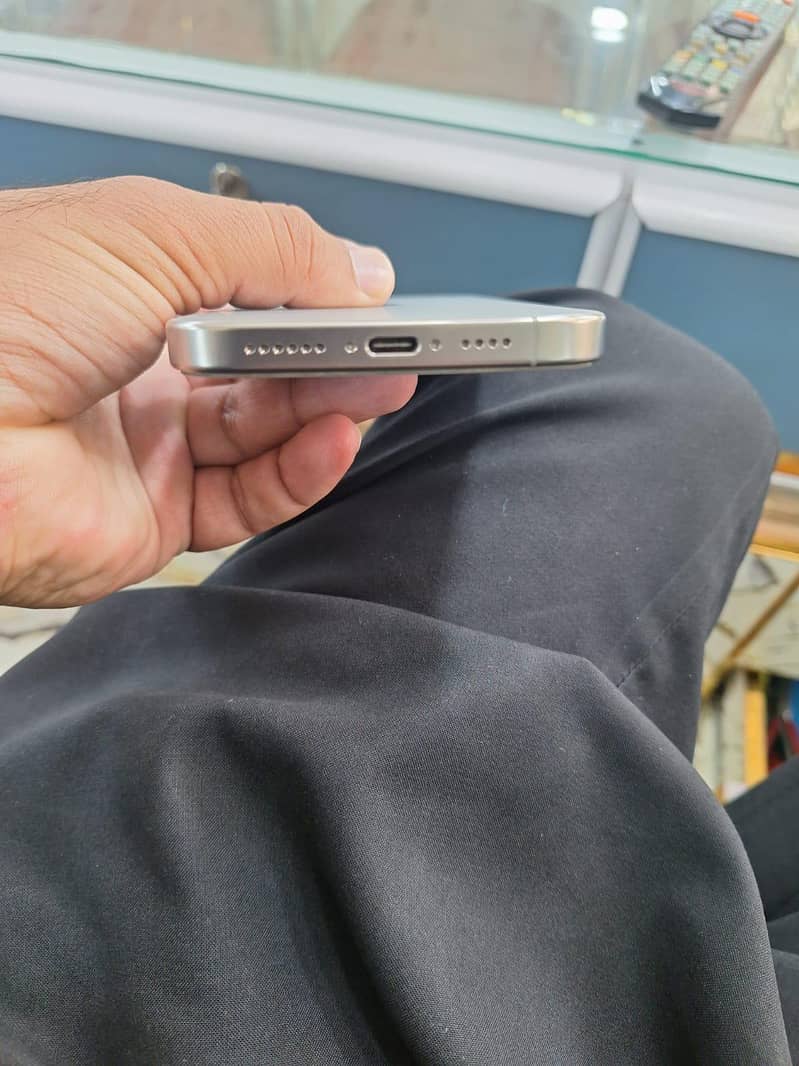 Apple iPhone 16 Pro Max 2