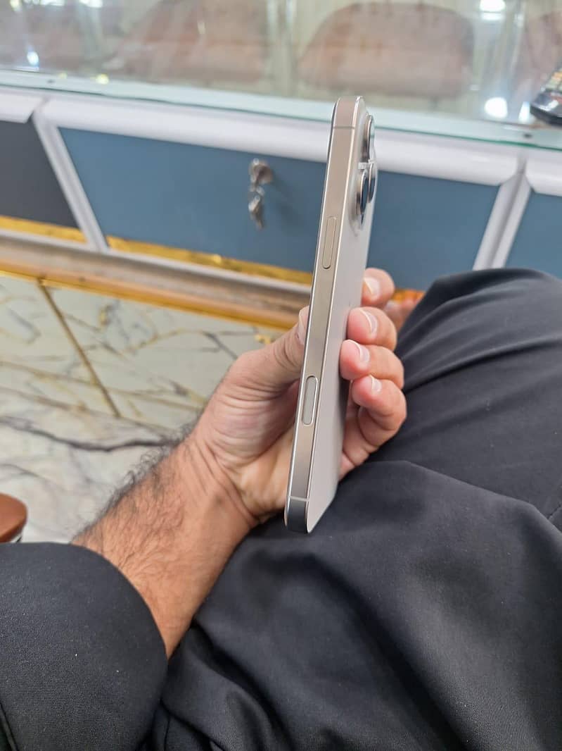 Apple iPhone 16 Pro Max 3