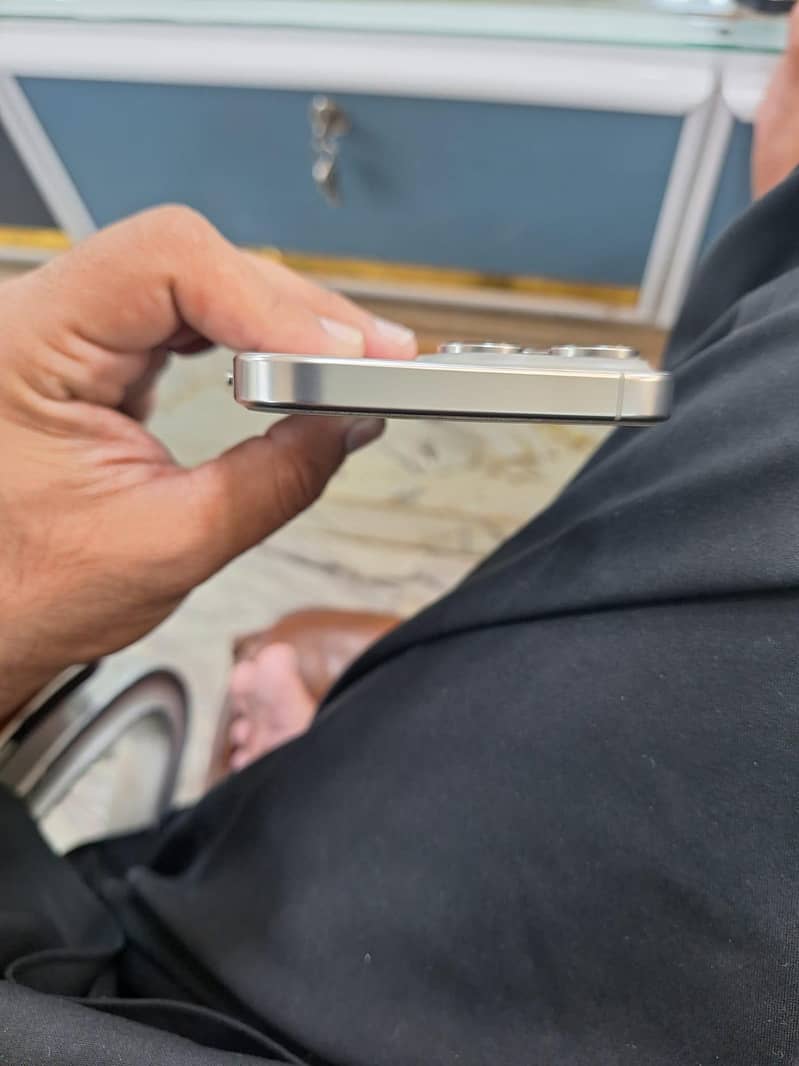 Apple iPhone 16 Pro Max 6