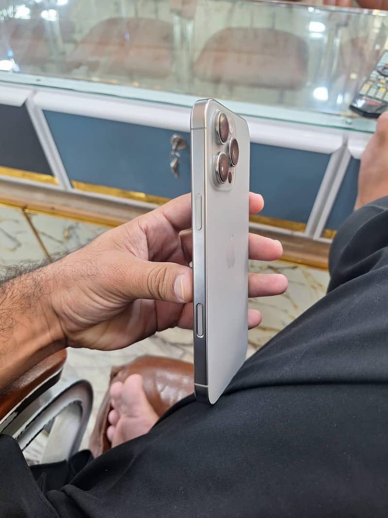 Apple iPhone 16 Pro Max 7