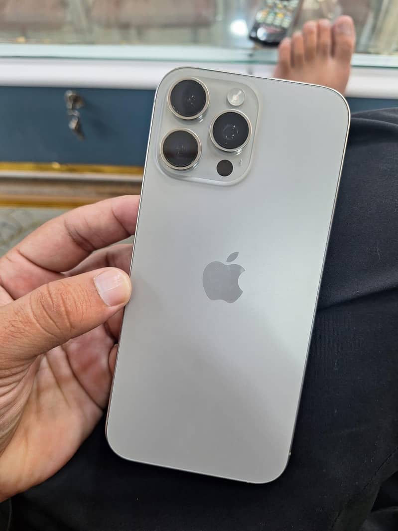 Apple iPhone 16 Pro Max 9