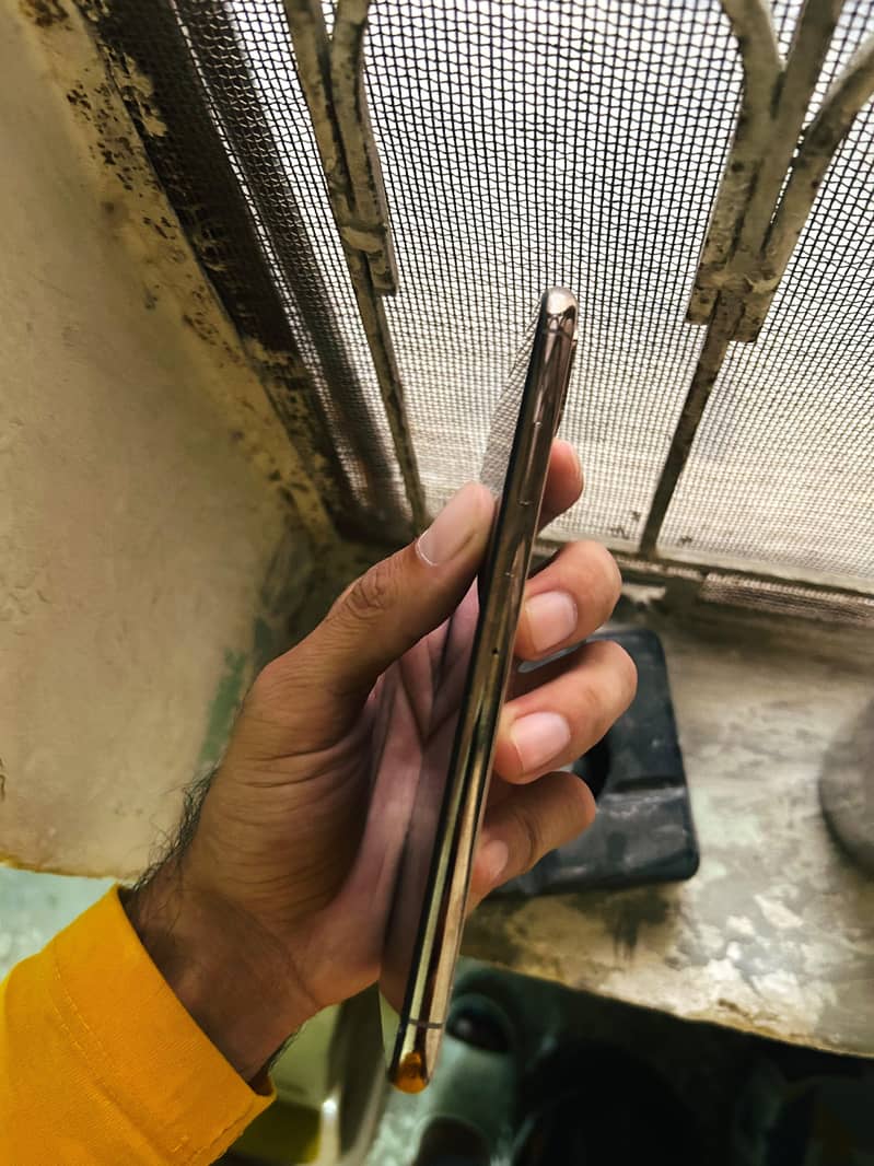 Apple iPhone XS Max 3