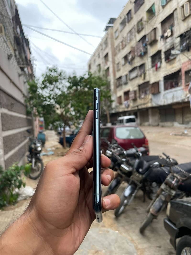 Apple iPhone 11 Pro Max 4