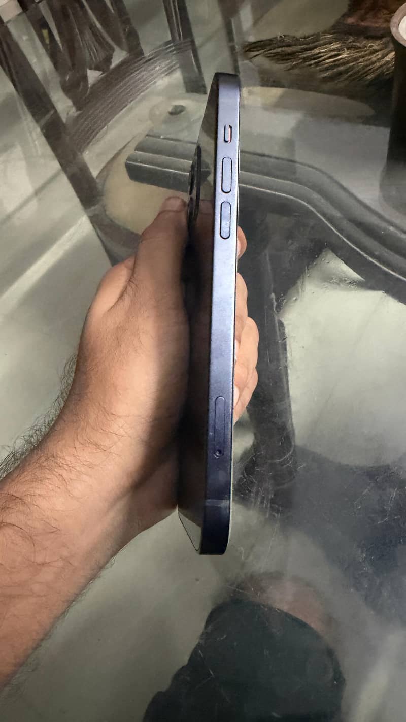 Apple iPhone 12 4