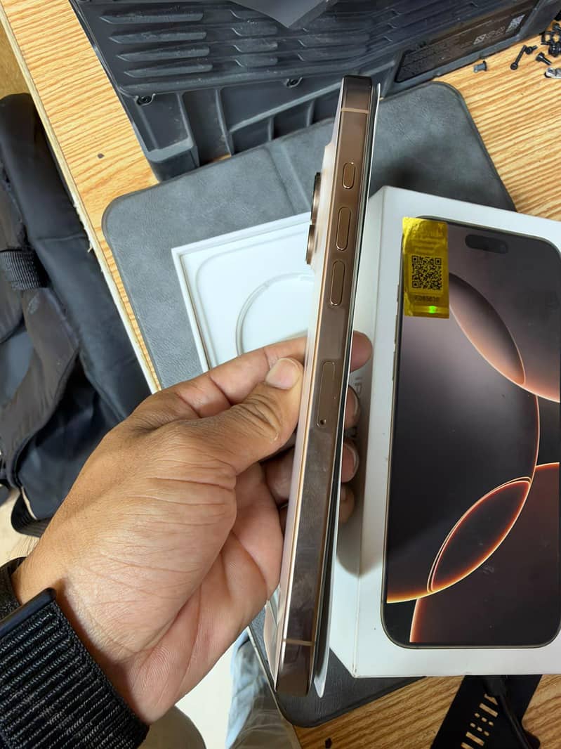 Apple iPhone 16 Pro Max 4