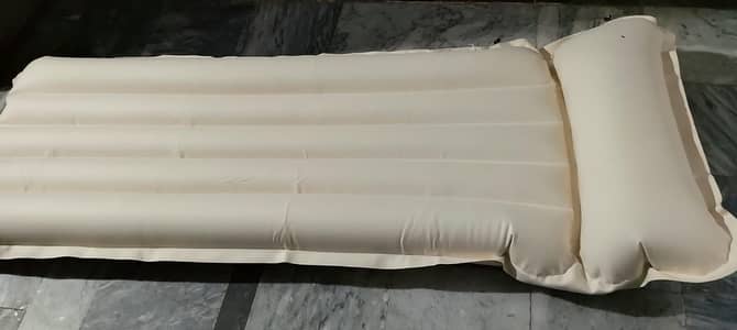 Single inflatable camping mattress