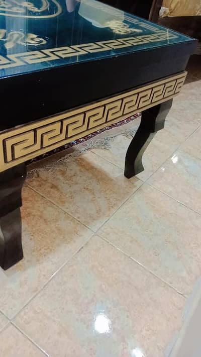 Elegant & premium-looking table available at a reasonable price!