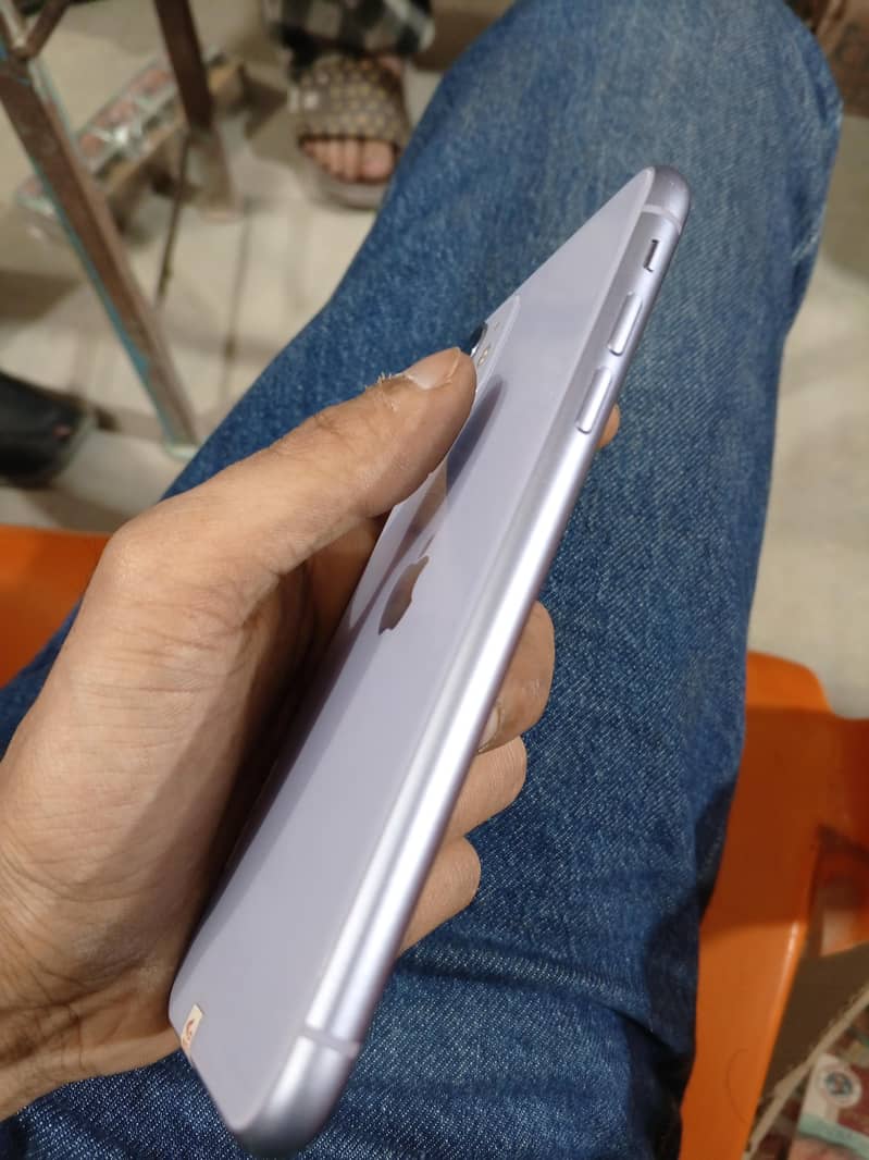 Apple iPhone 11 4