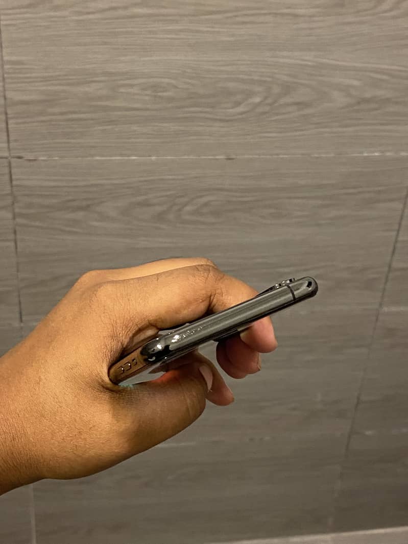 Apple iPhone XS 3