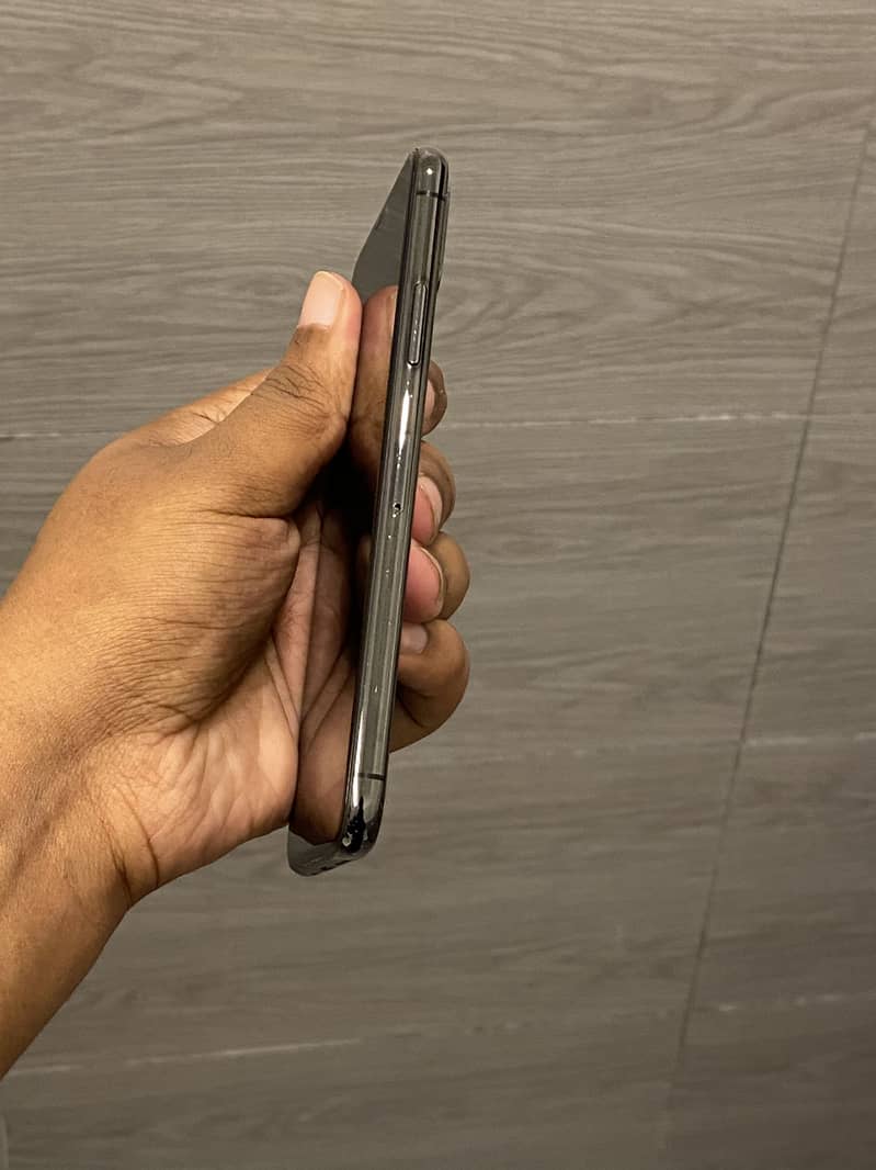 Apple iPhone XS 4