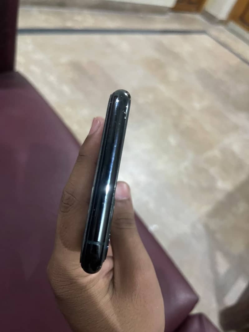 Apple iPhone 11 Pro Max 4