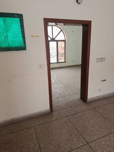 FOR RENT UPPER PORTION 1 KANAL CHIPS FLOOR GOOD LOCATION MAIN COLLEGE ROAD NEAR GONDAL CHOWK TOWNSHIP LAHORE