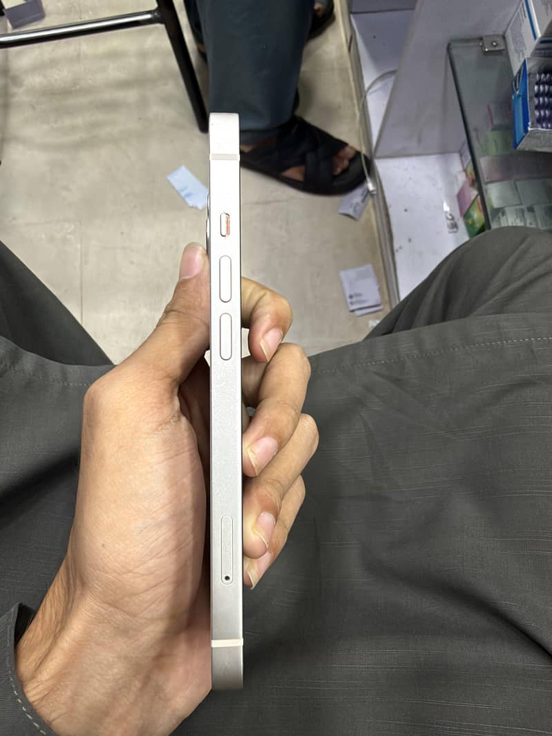 Apple iPhone 13 7