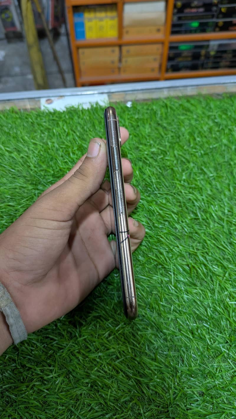 Apple iPhone XS 3