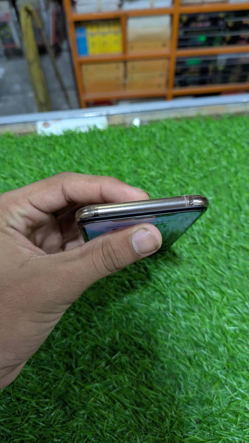 Apple iPhone XS 4