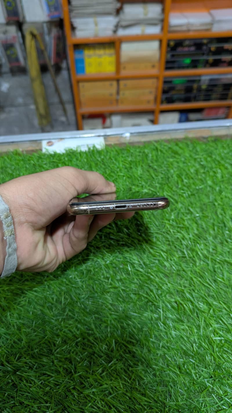 Apple iPhone XS 5