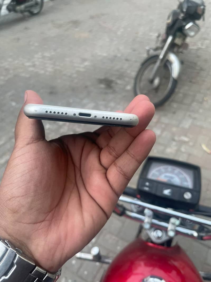 Apple iPhone 11 3