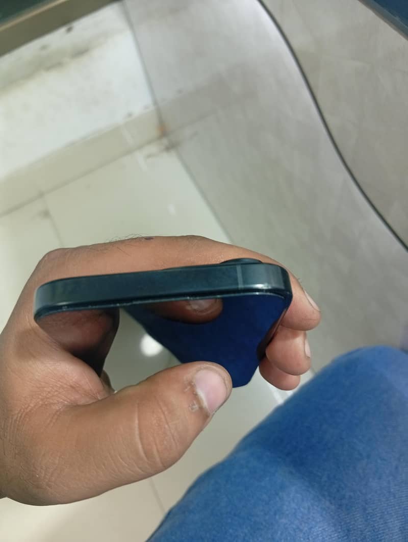 Apple iPhone 16 Pro 1