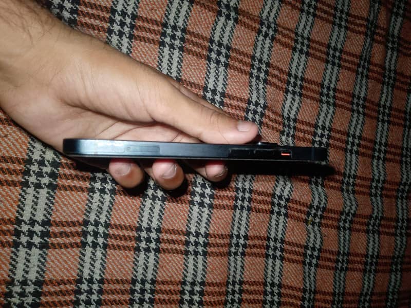 Apple iPhone 13 jv 4