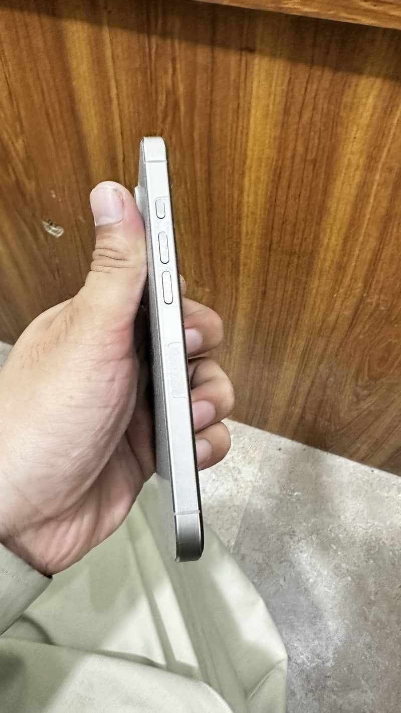 Apple iPhone 16 Pro 0
