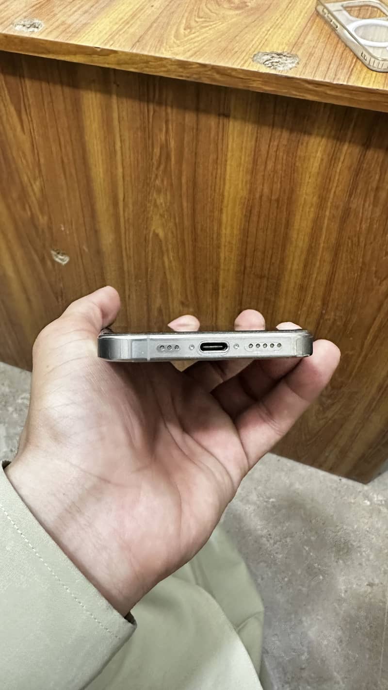 Apple iPhone 16 Pro 1