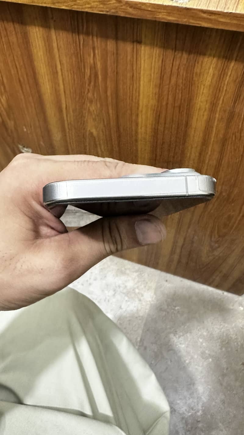 Apple iPhone 16 Pro 3