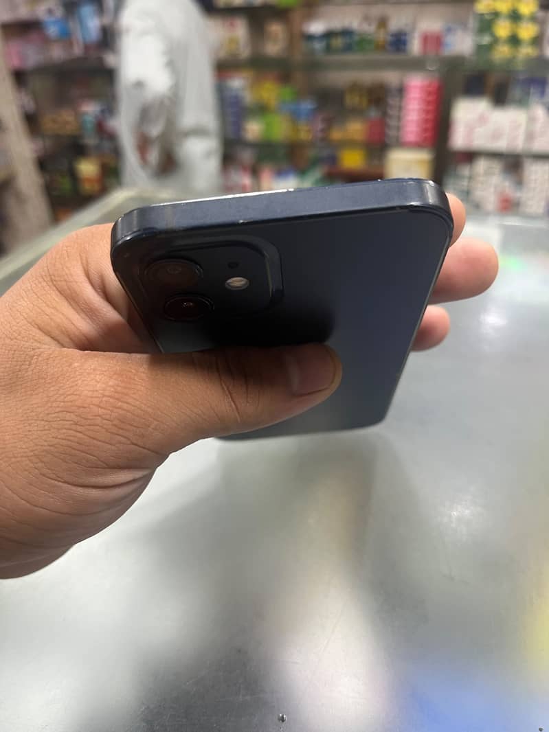 Apple iPhone 12 4