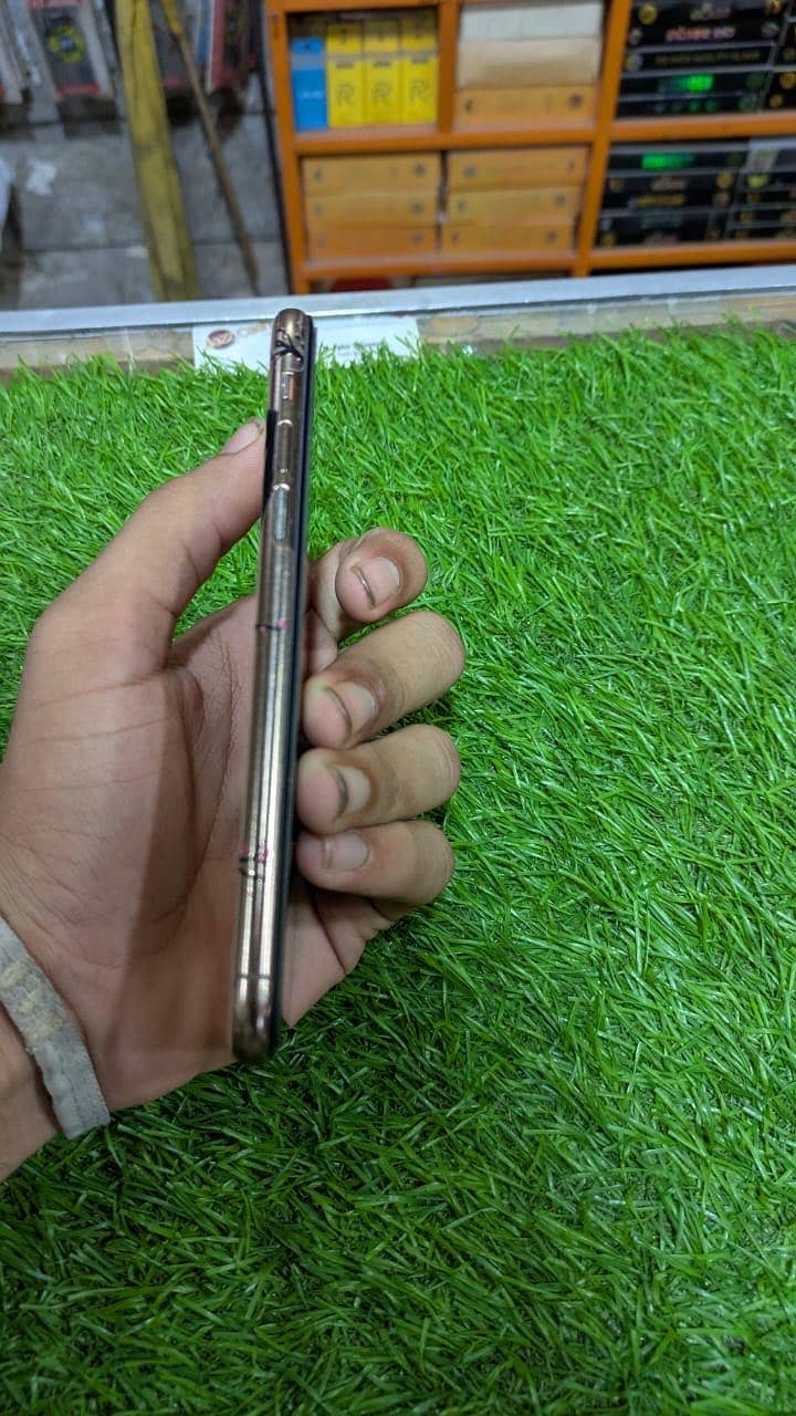 Apple iPhone XS 7