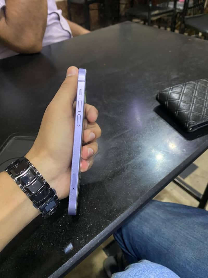 Apple iPhone 12 4