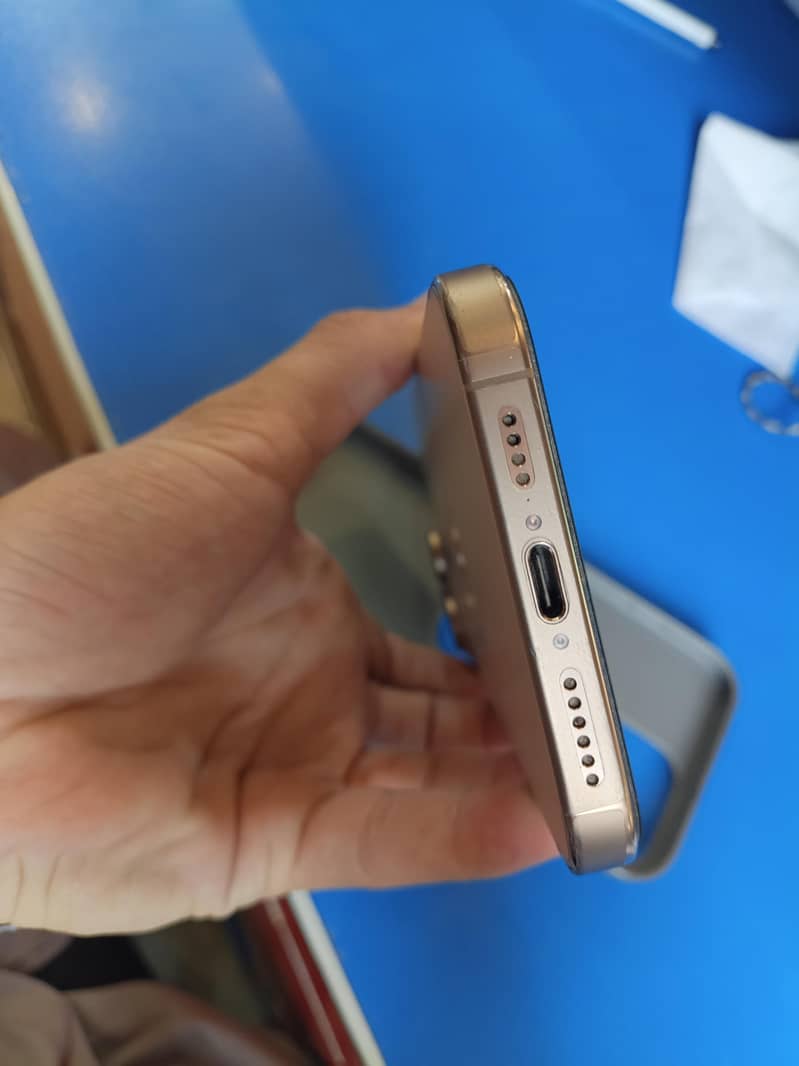 Apple iPhone 16 Pro Max 2