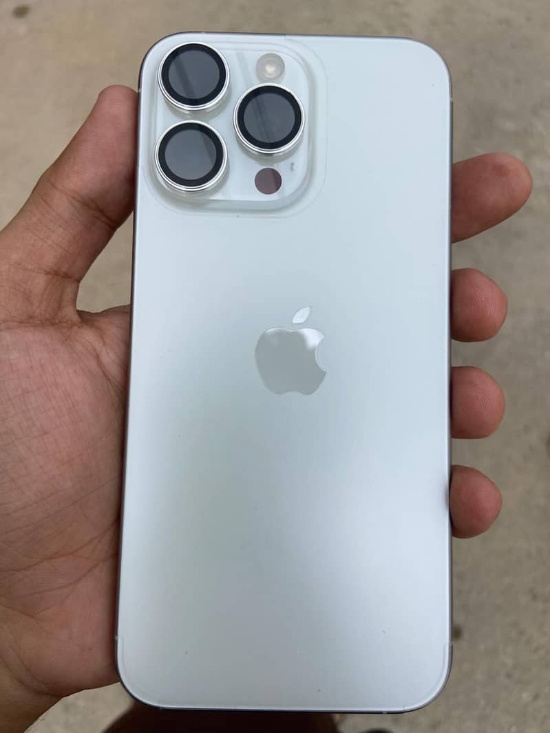 Apple iPhone 15 Pro Max 4