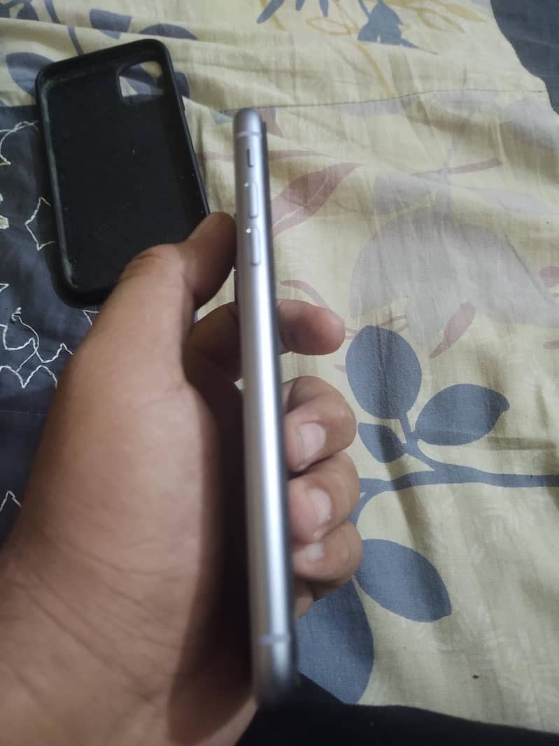 Apple iPhone 11 3