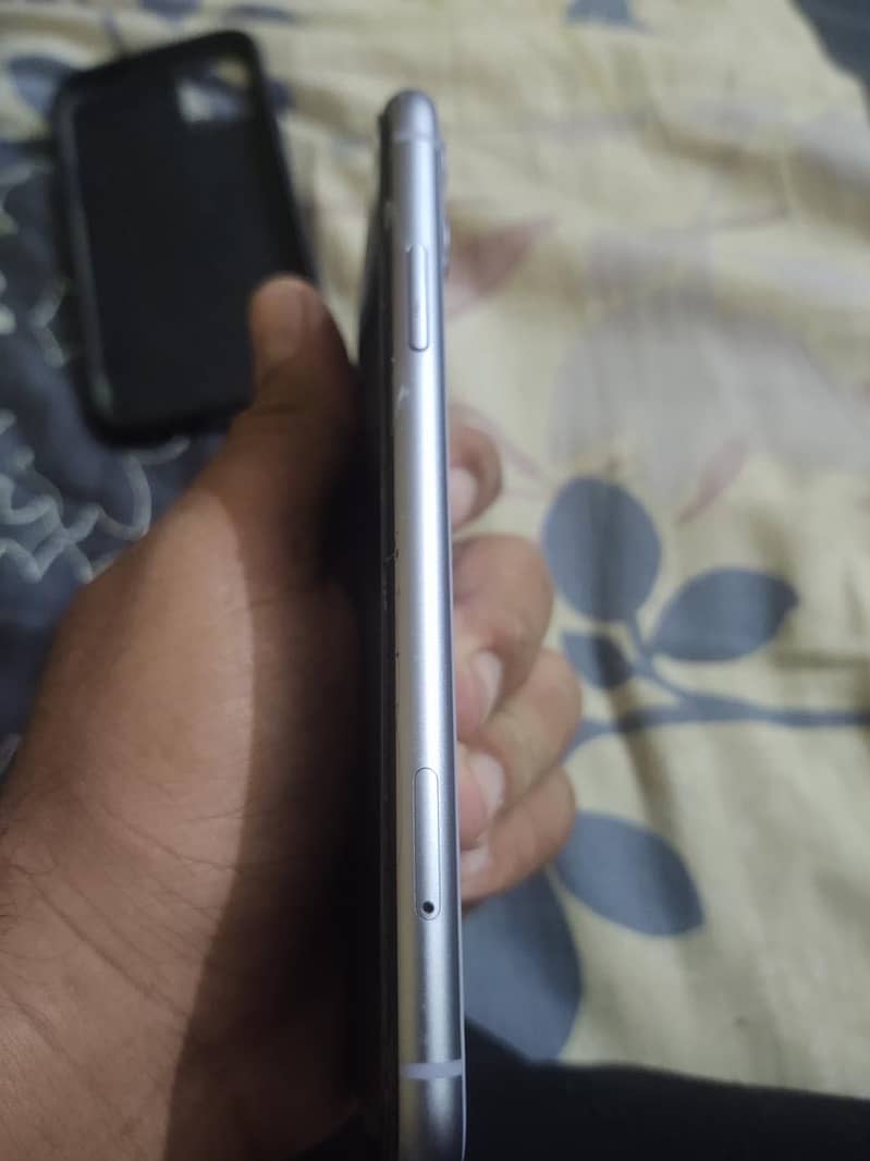 Apple iPhone 11 4