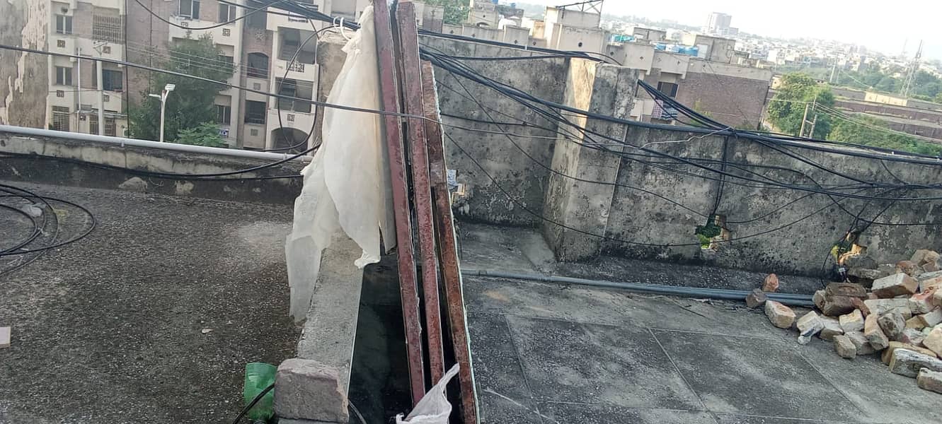 گھر سے اتارے گئے مضبوط تیار لوہے کی کھڑکیاں بمعہ جالی شیشہ 3