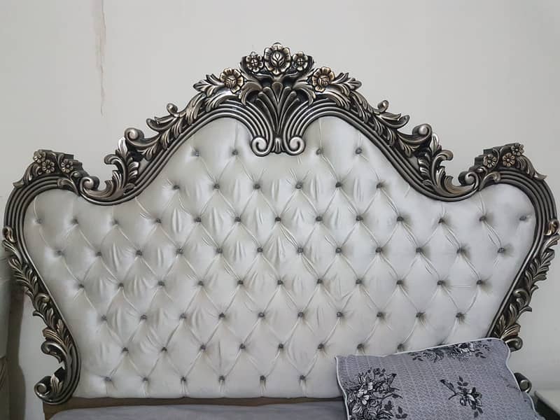 Complete Bedset (bed, dressing table, side table, chairs) 3