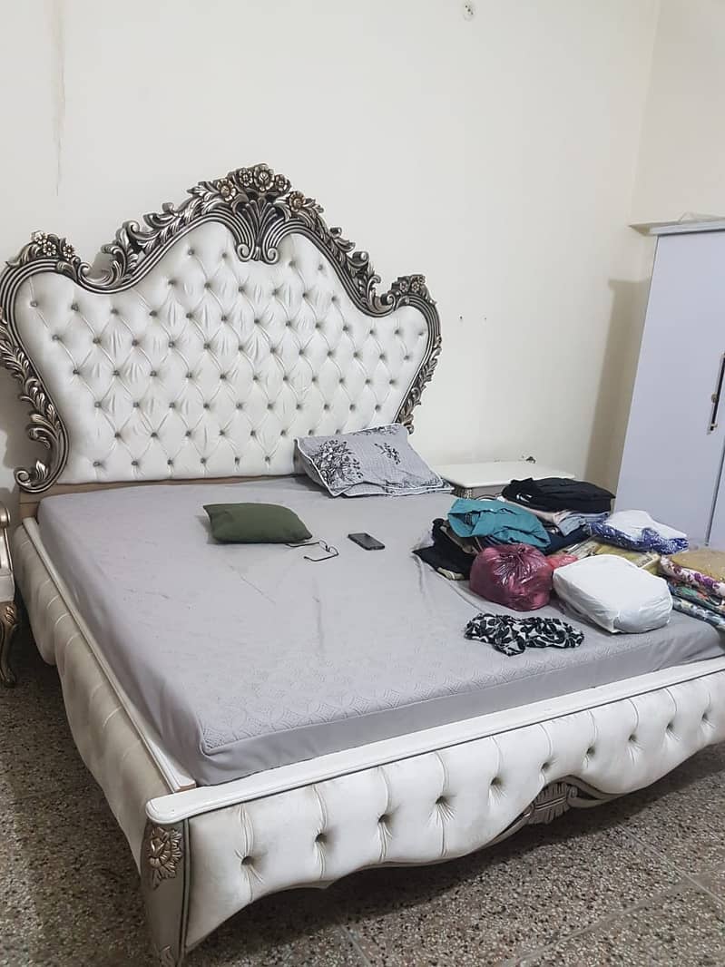 Complete Bedset (bed, dressing table, side table, chairs) 4