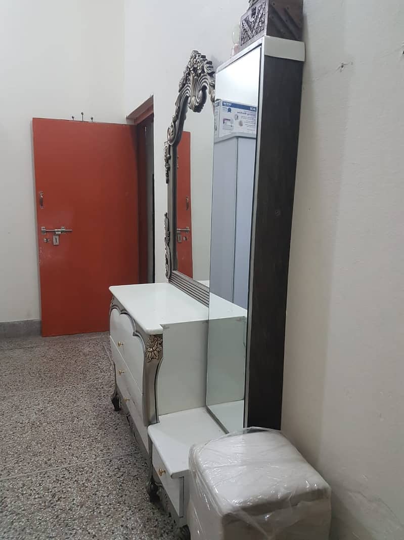 Complete Bedset (bed, dressing table, side table, chairs) 7
