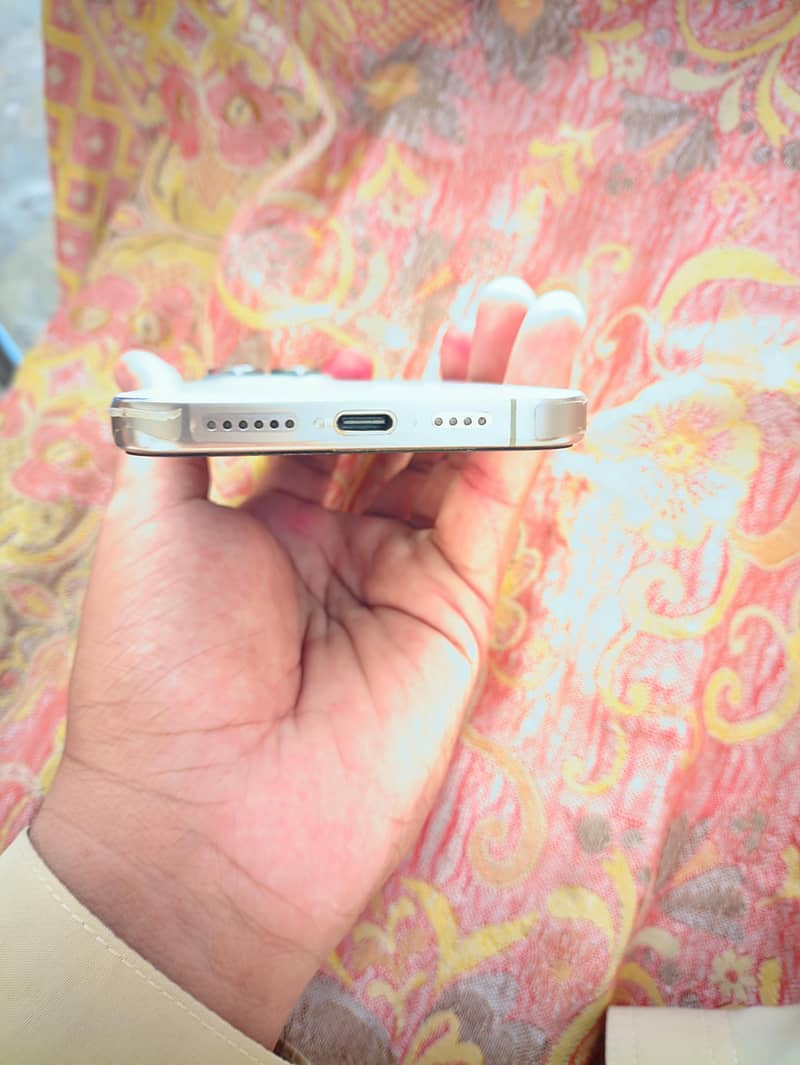 Apple iPhone 15 Pro Max 12