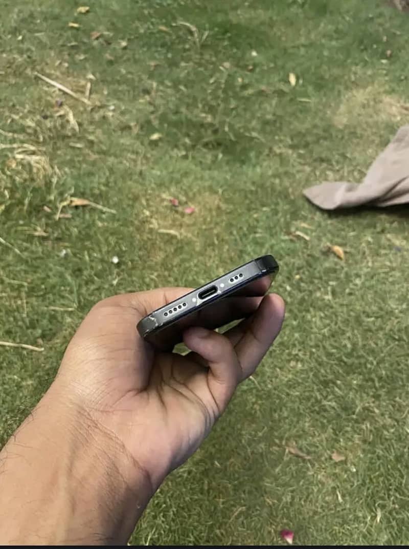 Apple iPhone 15 4