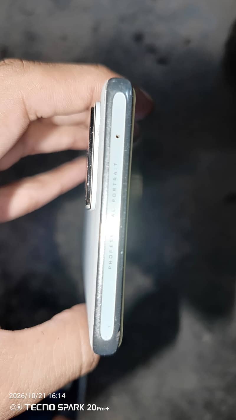 Vivo V30 4