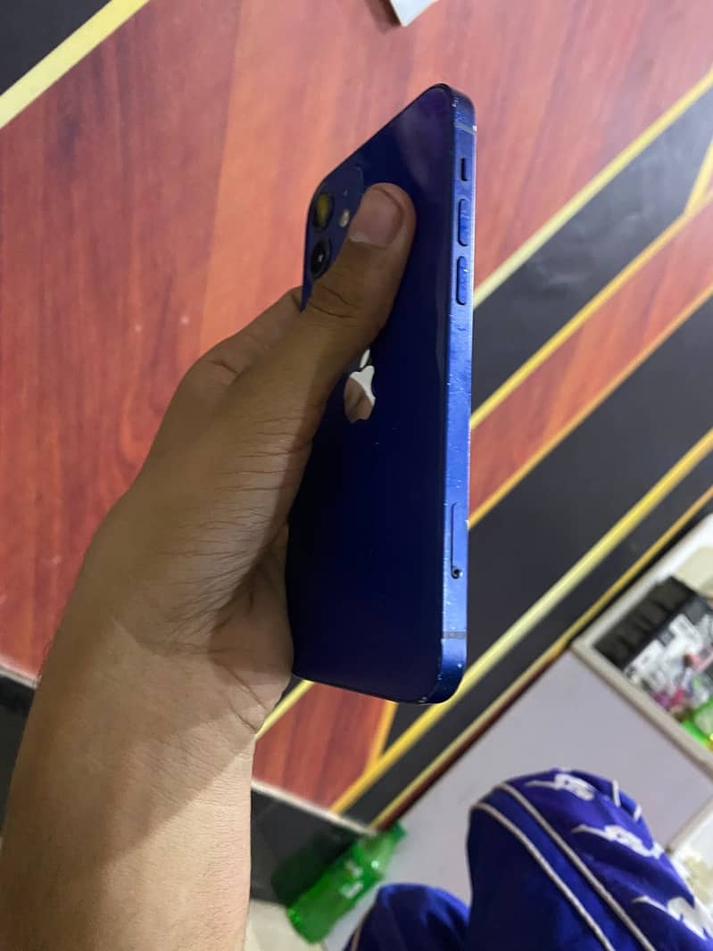 Apple iPhone 12 4