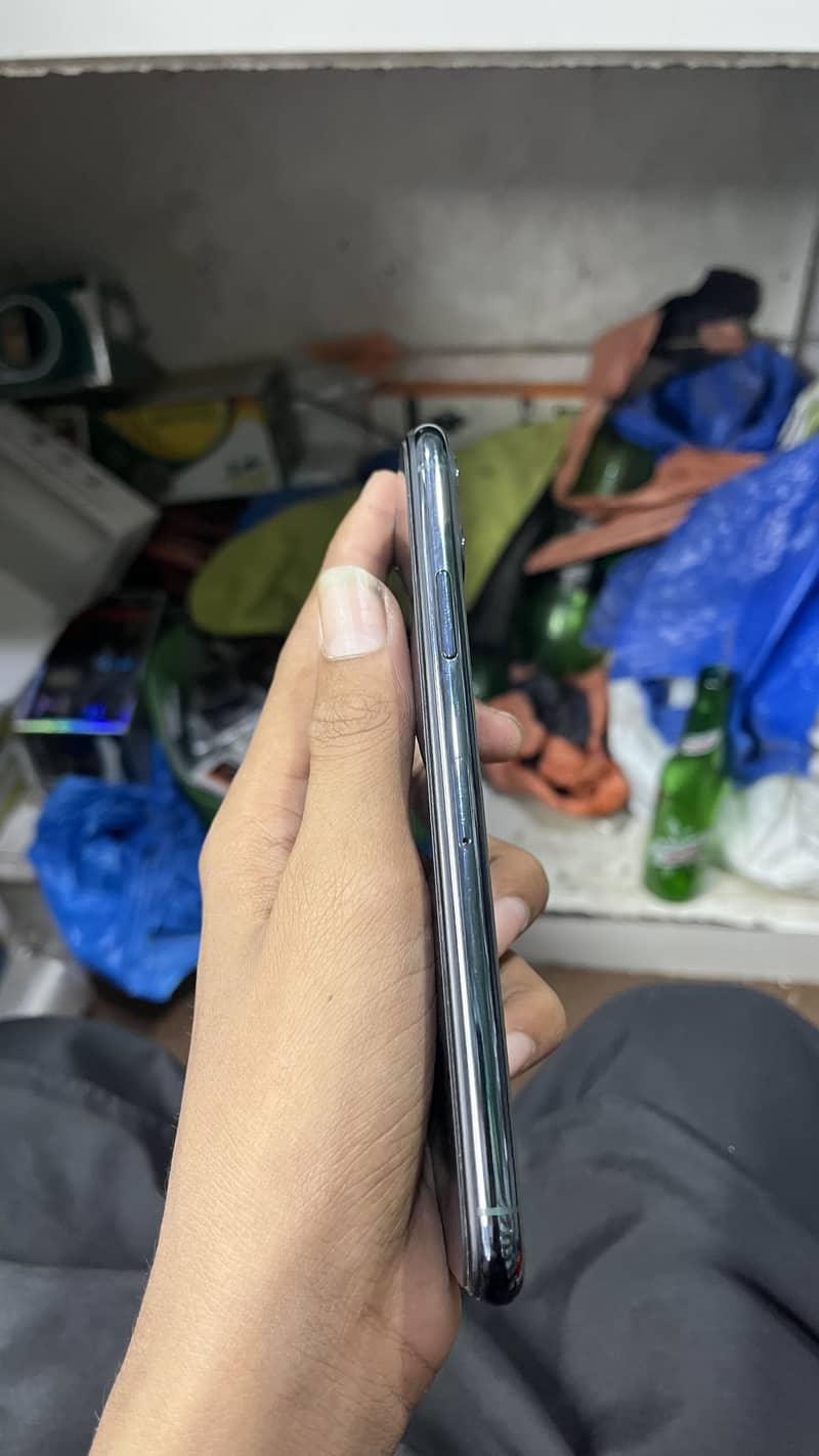 Apple iPhone 11 Pro Max 4
