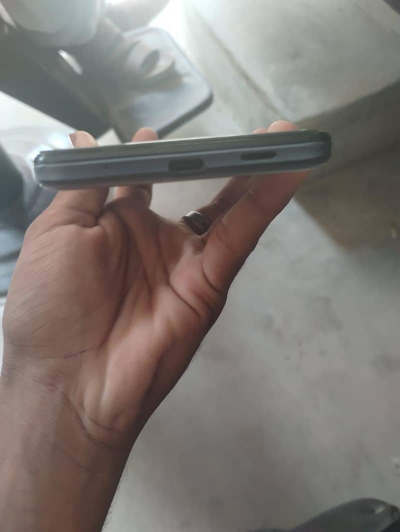 Sharp Aquos Zero5g 1